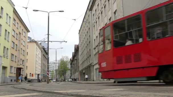 Röda spårvagnen i bw staden. — Stockvideo