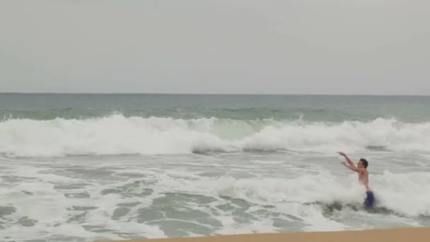 Teens enjoying the waves — Stock Video