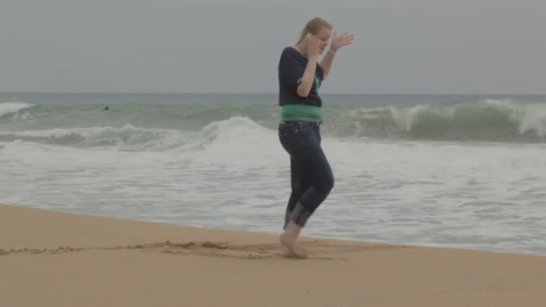 Flicka med telefon på stranden. — Stockvideo