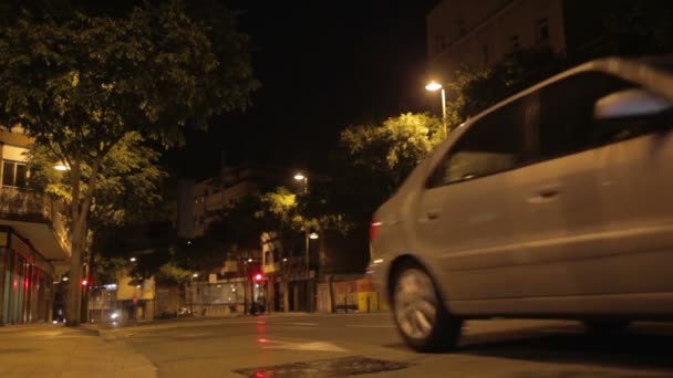 Nacht straat verkeer en voetgangers — Stockvideo