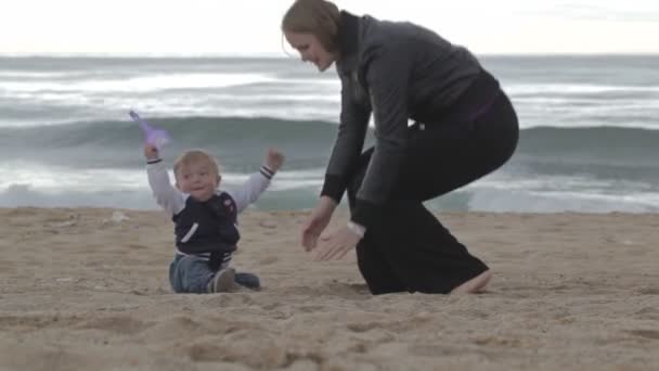 Jeune mère avec son garçon — Video