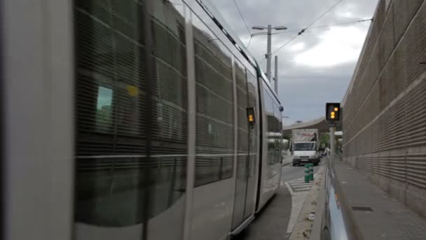 Barselona bölgesindeki tramvay — Stok video
