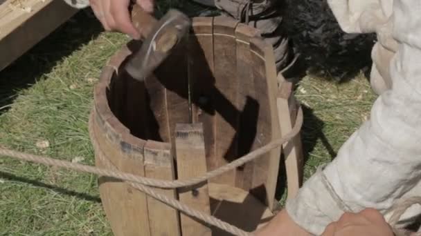 Two workers are making a barrell in a traditional style. — Stock Video
