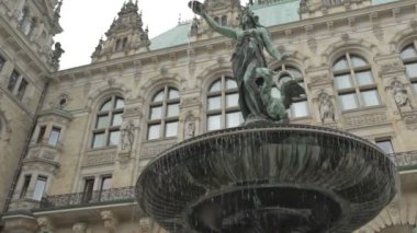 rathaus Hamburg yakınındaki Çeşmesi