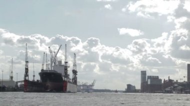 hamburg liman kargo gemisiyle.