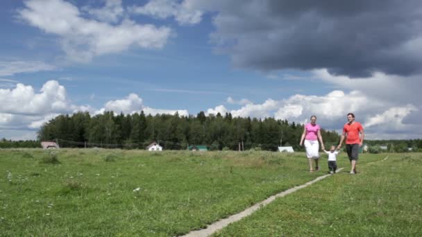 Jeune famille en plein air — Video