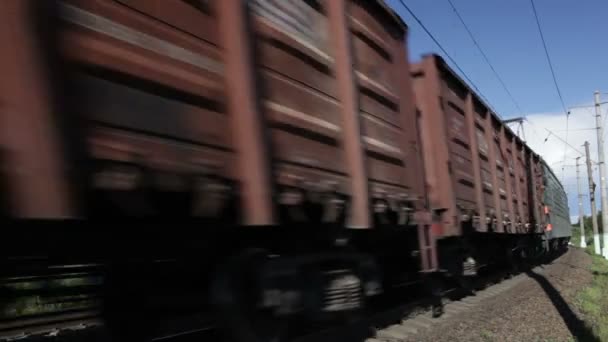 Грузовой поезд — стоковое видео