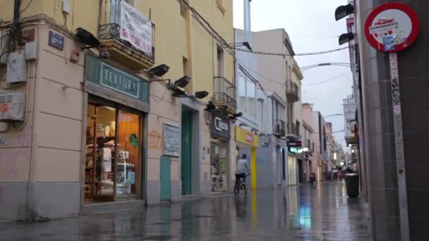 Drukke straat na de regen. timelapse met impressionisme stemming. — Stockvideo