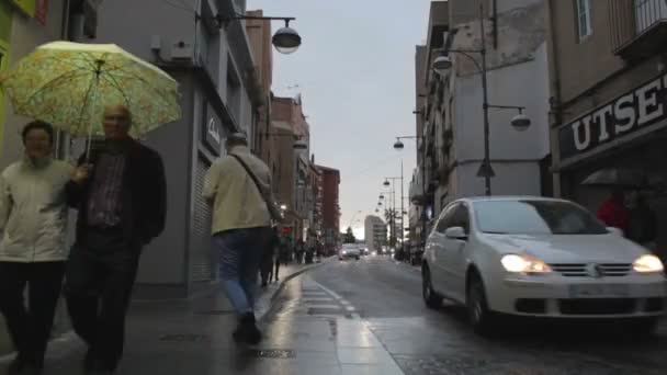 Уличное движение после дождя. временной промежуток — стоковое видео