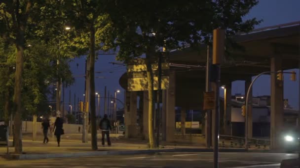 Nachtverkehr in Barcelona. Zeitraffer. — Stockvideo