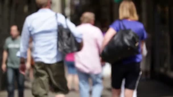 익명 걷기로 바쁜 거리 — 비디오