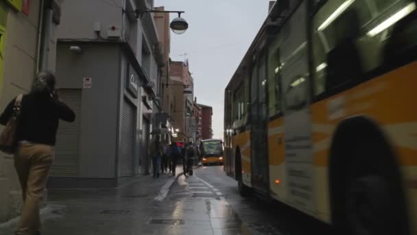 Straat verkeer na de regen. — Stockvideo