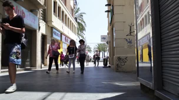 Barcelona Straße mit Zug. — Stockvideo