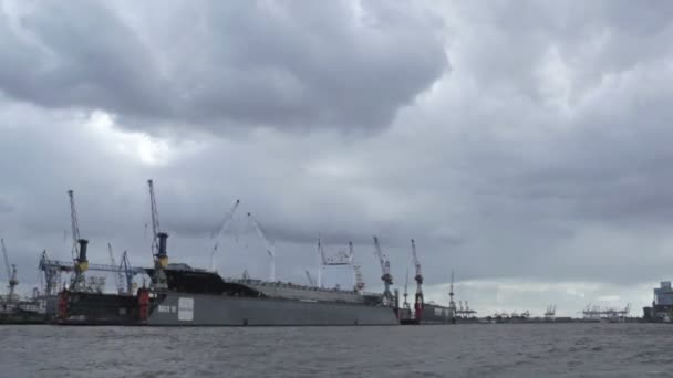 Buque de carga en puerto de Hamburgo . — Vídeos de Stock