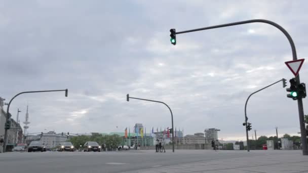 Crossroads, traffic lights and pedestrians — Stock Video