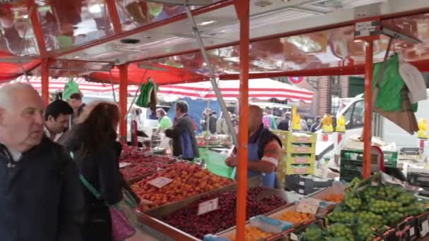 Vendedor de frutas en Hamburgo Fischmarkt . — Vídeo de stock