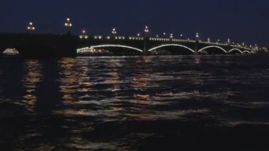 Saint petersburg, Rusya Federasyonu, gece görüş troitsky köprü aydınlatma ile