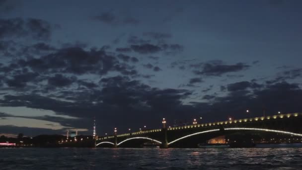 San Petersburgo, Rusia, vista nocturna del Puente Troitsky con iluminación — Vídeos de Stock