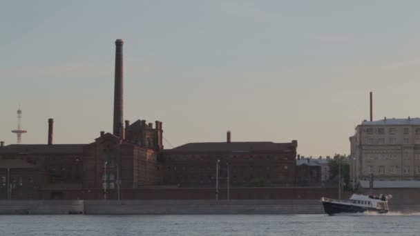 Loď předávání na břehu řeky Něvy při západu slunce — Stock video