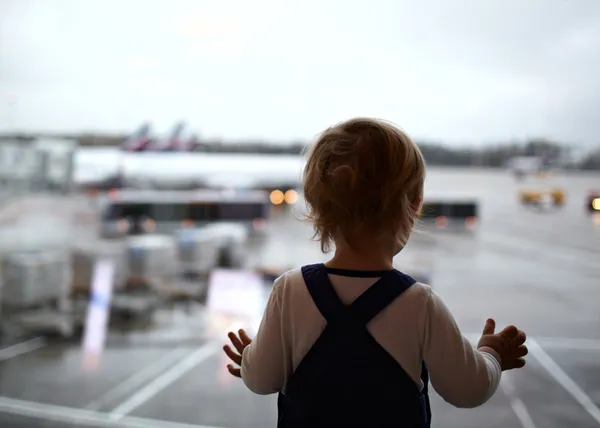 Kid in de luchthaven — Stockfoto