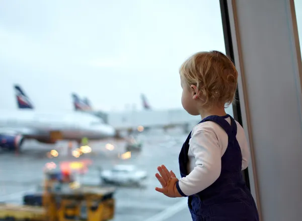 Kid på flygplatsen. — Stockfoto