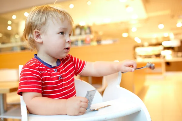 Kleine jongen in het restaurant. — Stockfoto