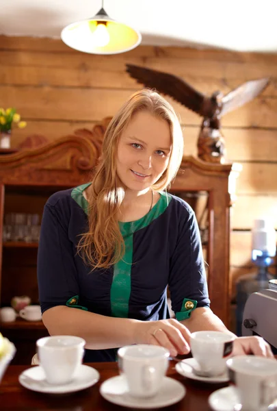 Vrouw maakt koffie. — Stockfoto