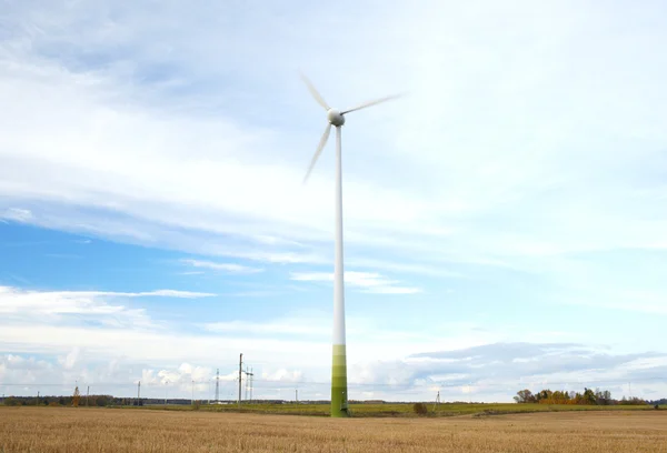 Turbina eólica con hojas borrosas por movimiento . — Foto de Stock