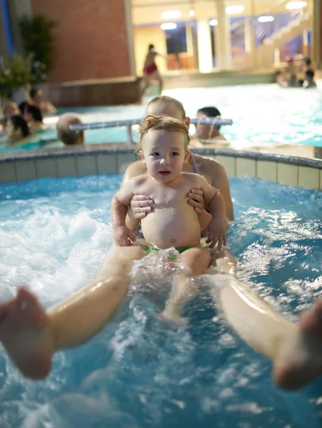 Mère avec fils dans la baignoire spa — Photo