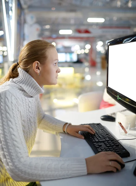 Menina jovem e monitor em branco . — Fotografia de Stock