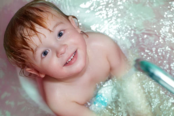 Маленький мальчик принимает ванну . — стоковое фото