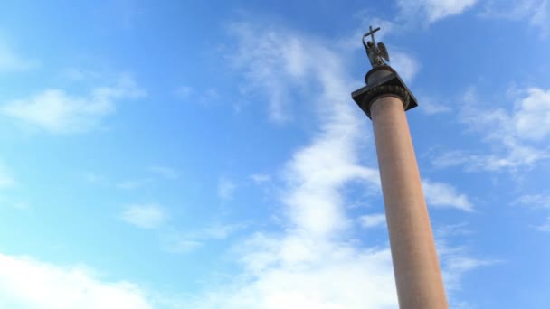 Columna de Alejandro en la Plaza del Palacio en San Petersburgo . — Vídeos de Stock