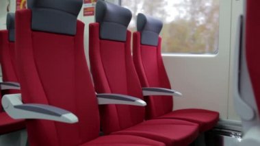 modern yüksek hızlı tren kırmızı sandalye.