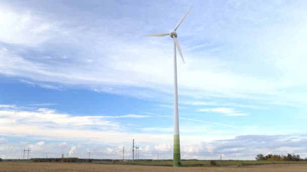 Windturbine in het veld. — Stockvideo