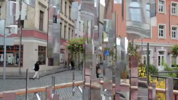 Riga, Lotyšsko - 10 října 2012: strom zrcadel instalace symbolizuje 500 let Rize vánoční strom v Ales rekreační park, procházky kolem 10 října 2012 v Rize, Lotyšsko. — Stock video