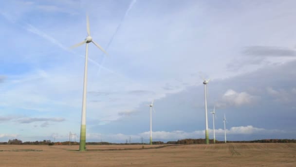 Ветряные турбины в поле — стоковое видео