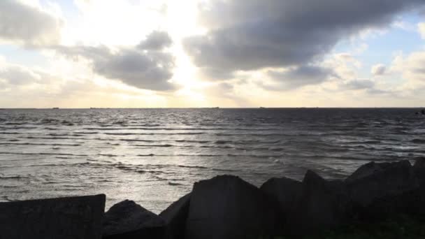 Parlak gökyüzü ile kara deniz. — Stok video