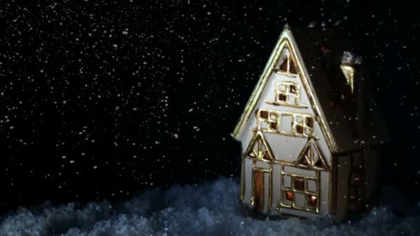Klein huisje met brandende open haard. het sneeuwt — Stockvideo