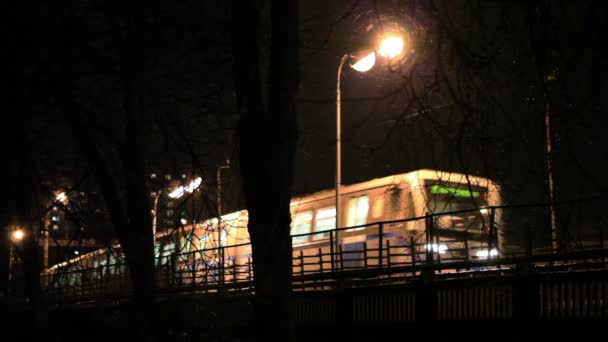 Метро метро поезд на открытом воздухе ночью . — стоковое видео