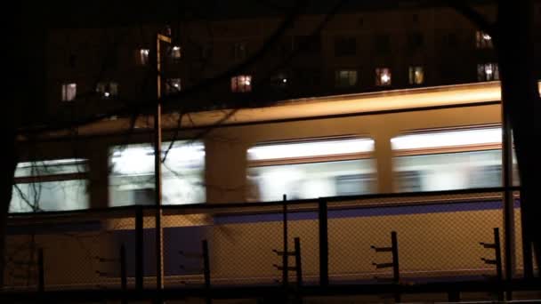 U-Bahn-Zug nachts im Freien. — Stockvideo