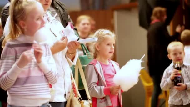 Twee meisjes zijn eten witte suikerspin. — Stockvideo