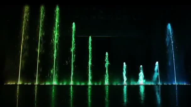 Dancing fountain show with reflection. — Stock Video