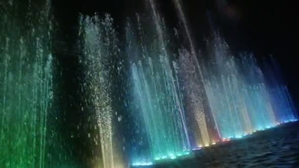 Танцующий фонтан . — стоковое видео