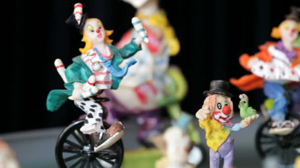 Olika bilder av clown statyetter i akvamarine cirkus. Många figurer. — Stockvideo