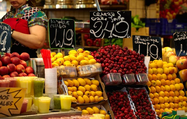 Frukt marknaden i barcelona, Spanien — Stockfoto