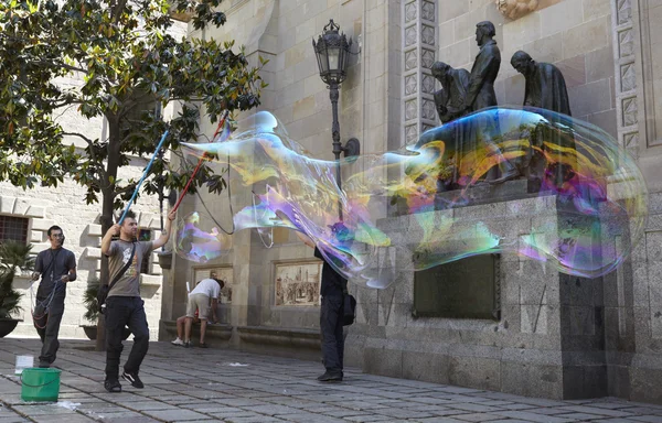 Soap bubbles performance in Barcelona. — Stock Photo, Image