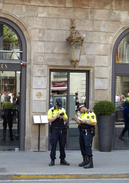 Dos policías en Barcelona . — Foto de Stock