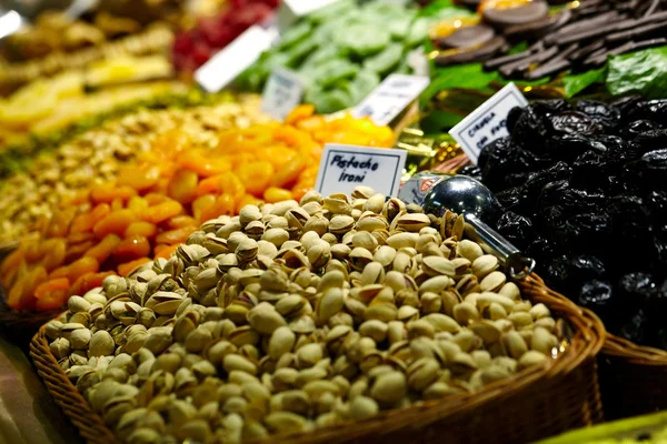 Pistazien und Pflaumen auf dem Boqueria-Markt. — Stockfoto