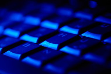 bilgisayar klavye mavi ışık.