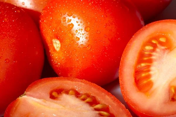 Frische rote Tomaten mit Wassertropfen. — Stockfoto